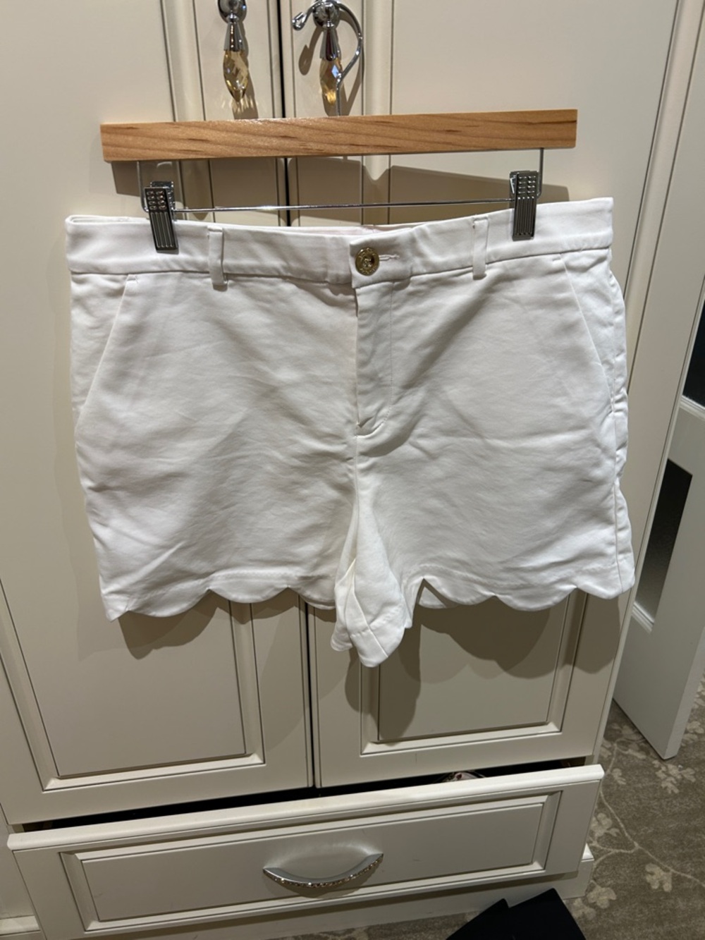 Lilly Pulitzer 5” Buttercup White Scallop Hem Shorts